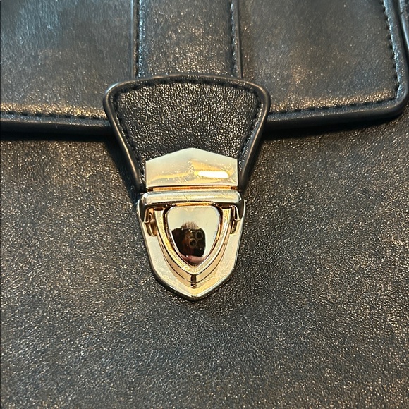 Elegant Black Leather Handbag - Picture 13 of 16